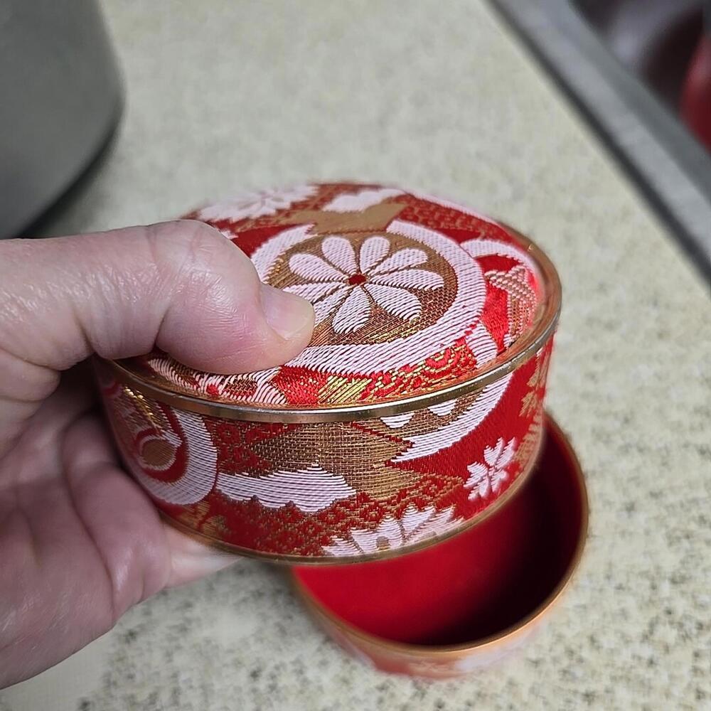 Japanese Kimono Fabric Trinket Box Vtg Round Padded Lid Komono Ire Red 4"×2" - Picture 11 of 15